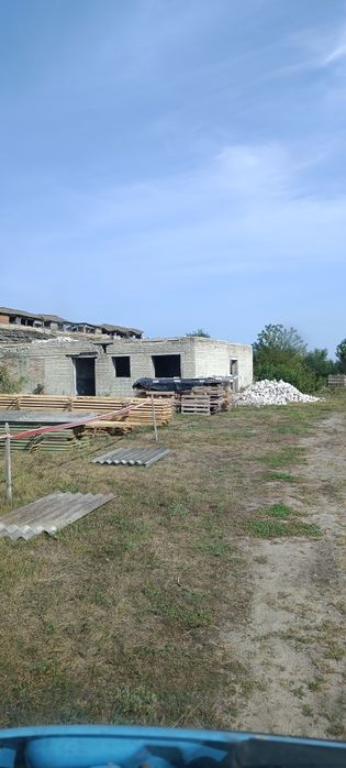 Продам будівлі під комерційну діяльність.