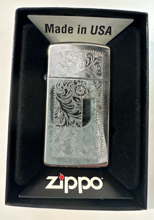 Isqueiro Zippo Venetian cromado.