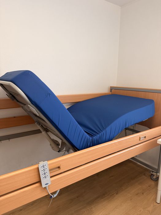 Cama articulada - Apenas 1 mês de uso - colchão anti-escaras.