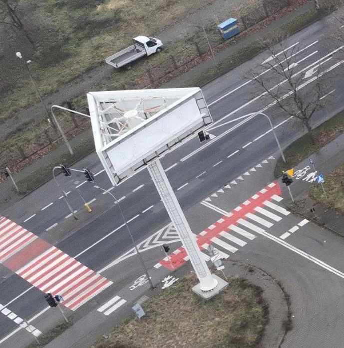 Pylon reklamowy o wysokości 17,5 m