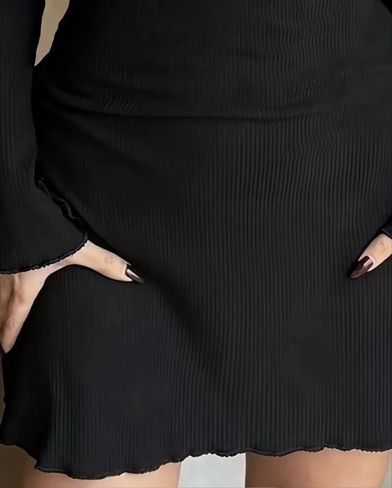 Чорна сукня-міні з V-подібним вирізом