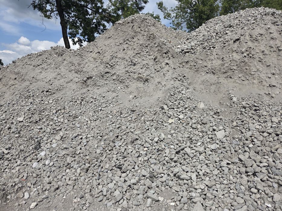 Gruz kruszony ceglany betonowy ziemia ogrodowa piasek szlaka żwir torf