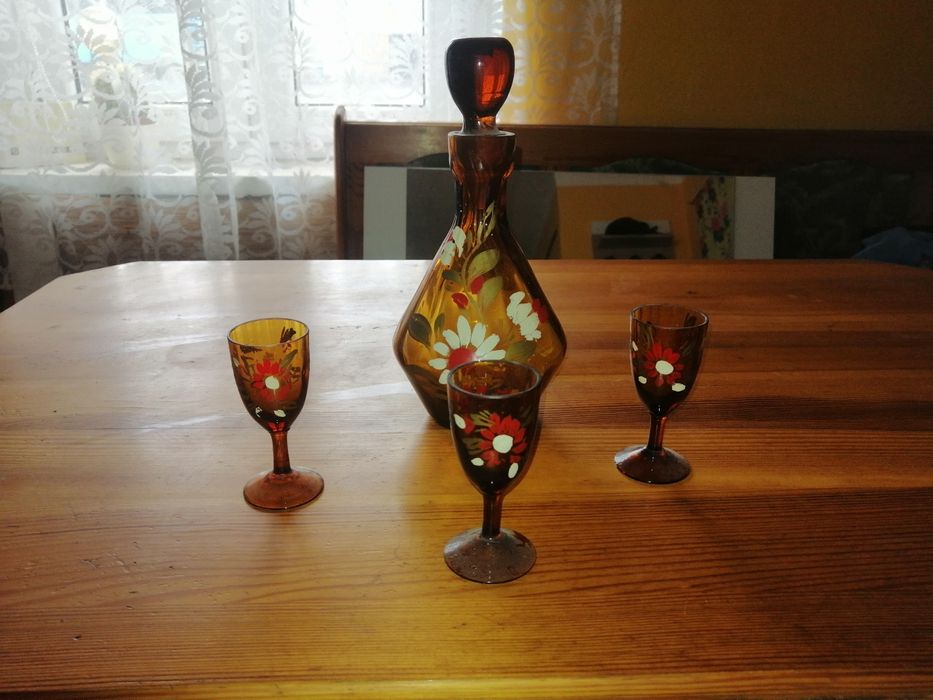 Karafka, kieliszki, tace