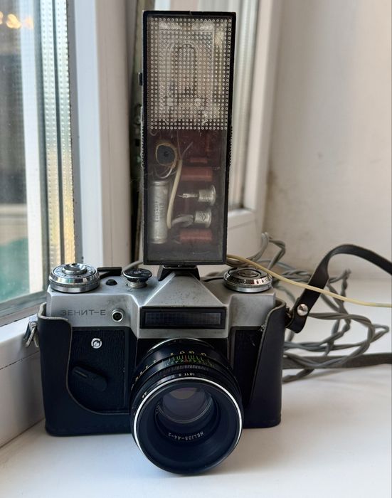 Фотоапарат Зенит Е без обʼєктиву