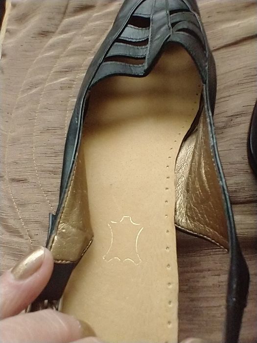 Sprzedam NOWE skórzane sandały