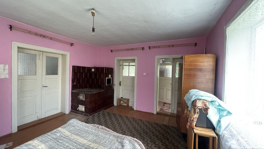 Продається хата в с.Солотвин з індивідуальним опаленням .