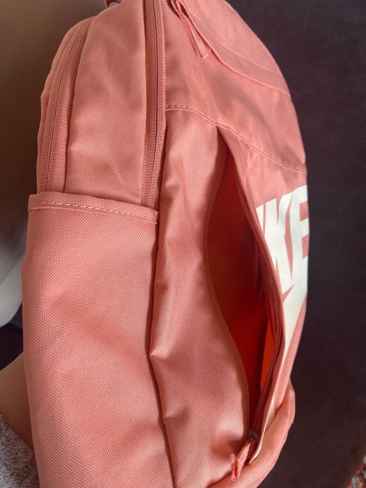 Рюкзак Nike помаранчевого кольору, дуже зручний, має багато кишень .