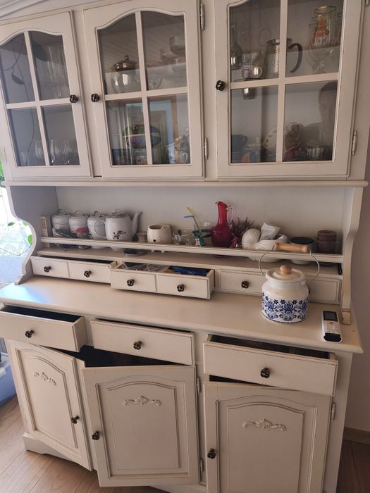 Witryna biała, kredens prowansalski.