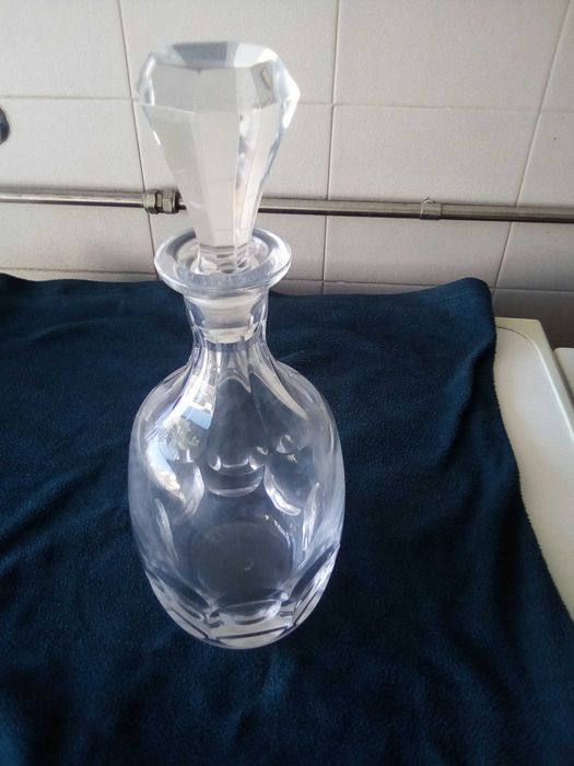 Small and narrow crystal bottle429127855296358401