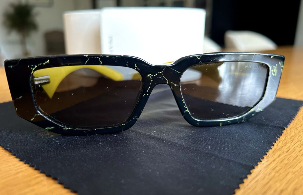 Óculos Prada,Original, cor amarelo e preto, Novo