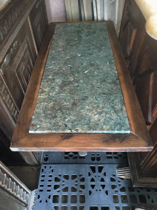 Mesa de centro com tampo em mármore