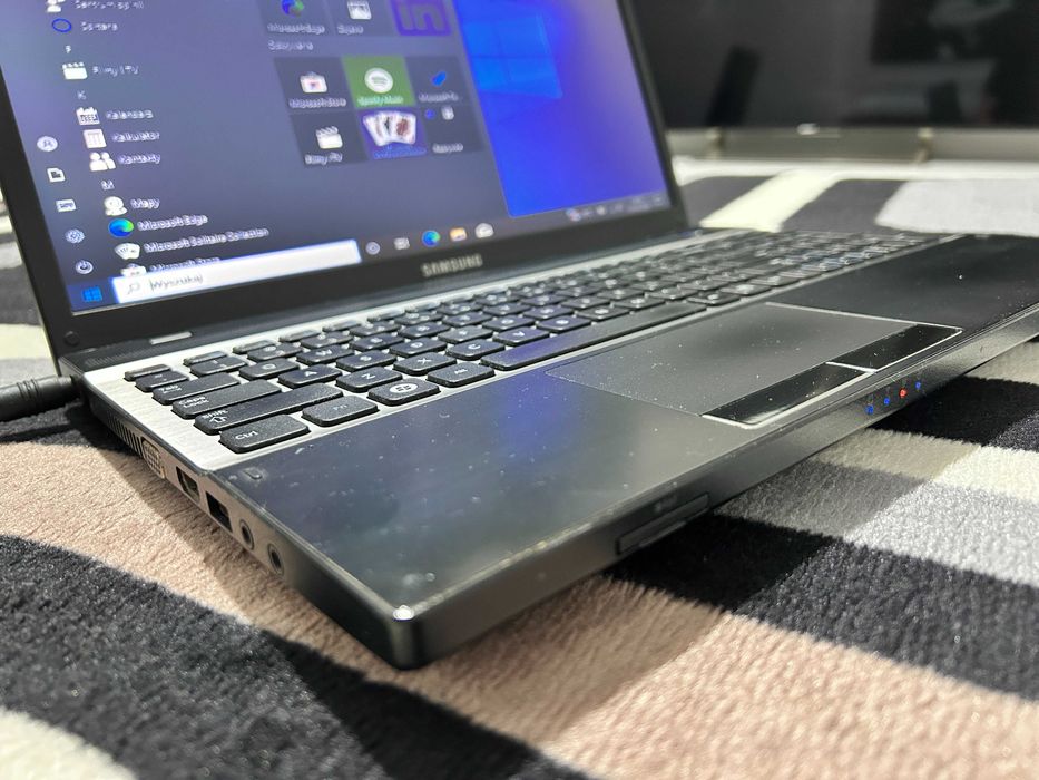 Samsung NP300V5A / i3 / 4GB DDR / 250 GB HDD + zasilacz