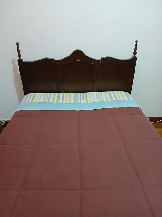 Cama em madeira antiga