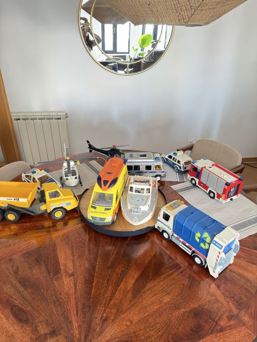 Brinquedos carros de policia, bombeiros, barco, ambulâancia , caminhao do lixo e muito mais