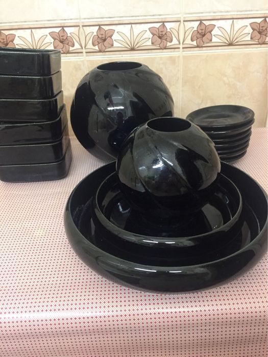 Черная керамическая посуда вазы тарелки блюдца пиалы - Румыния