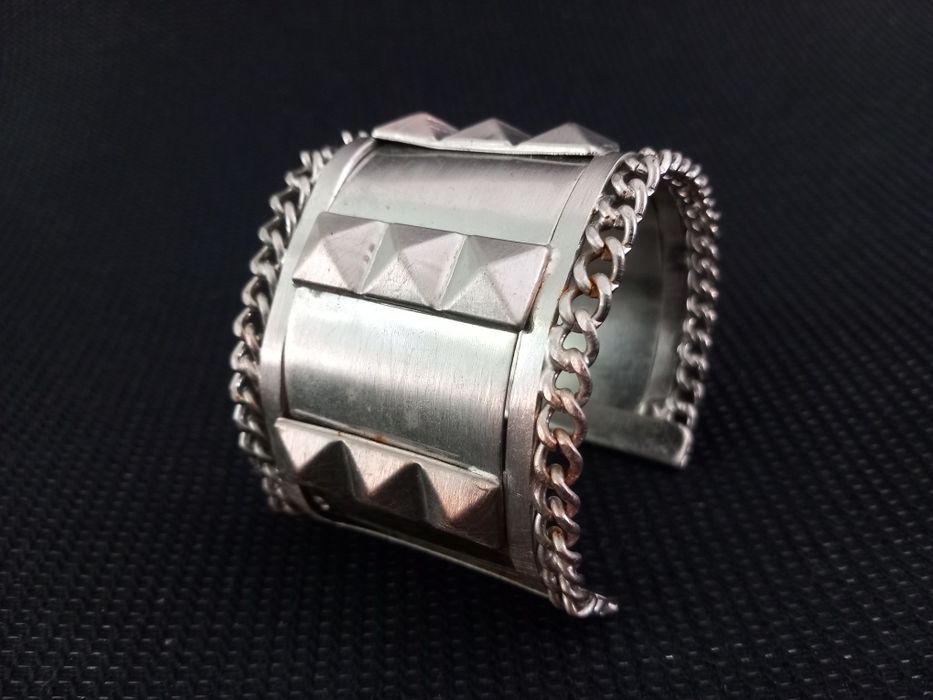 Bracelete Punk Prateada com Tachas Pirâmide. Estilo Rock / Alternativo