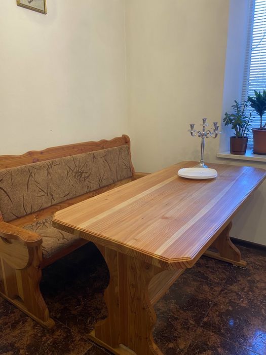 Дерев'яний стіл з лавками.