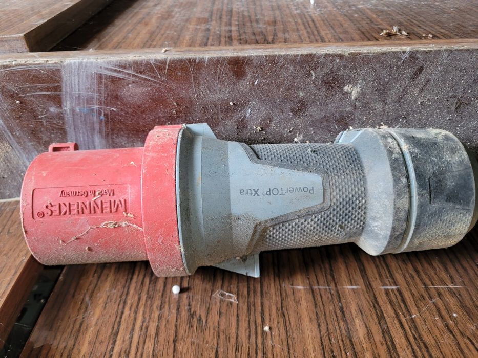 wtyczka przemysłowa Mennekes PowerTOP Xtra o natężeniu 63 A.