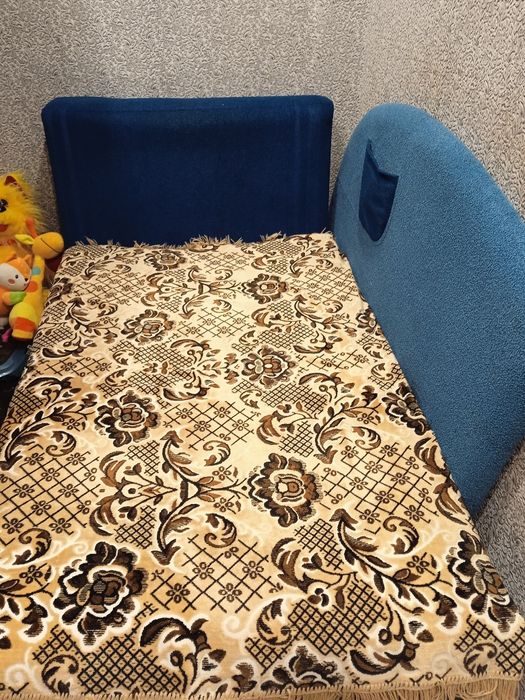 Диван в синем цвете