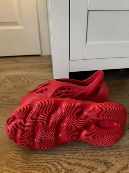 Yeezy Foam Runner Czerwone – US 8 – Nowe