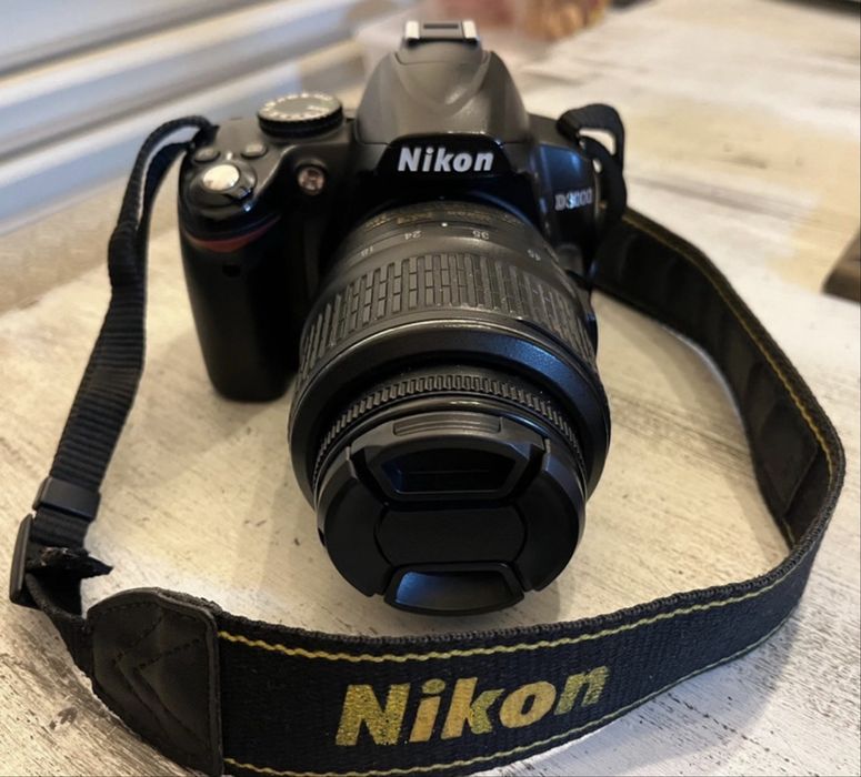 Nikon d3000 z obiektywem af-s 18-55mm VR