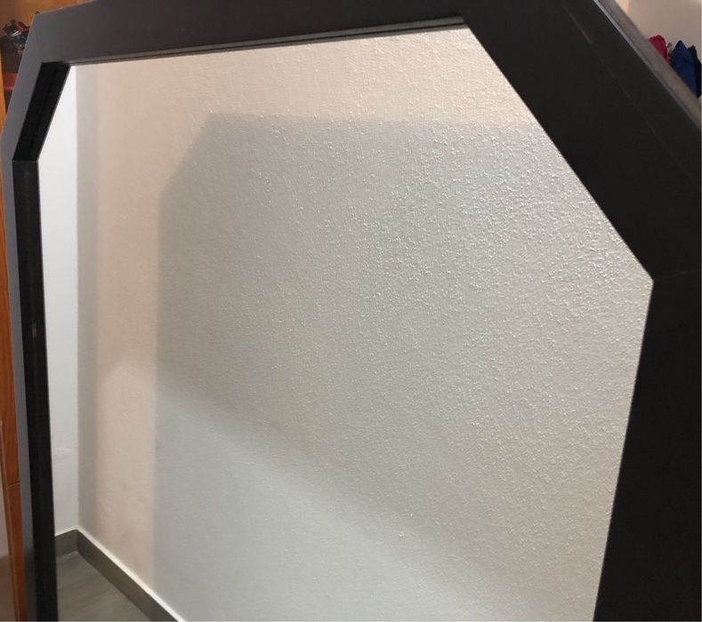 Espelho com moldura em preto