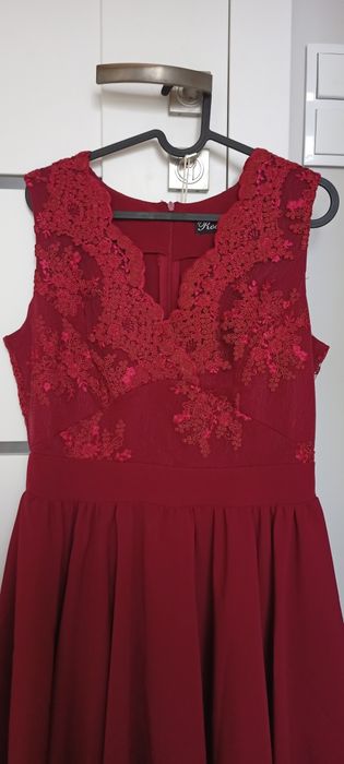 Czerwona sukienka z koronka