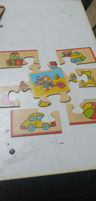 Três Puzzle infantil. Temas sobre animais e escola.