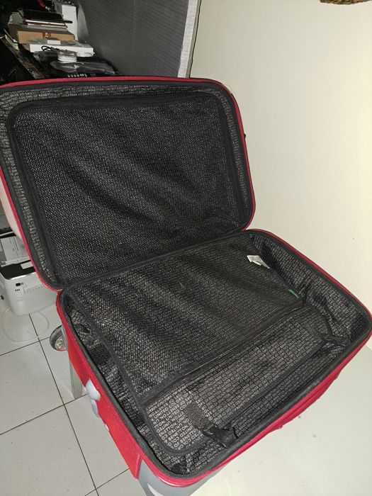 mala da United colors of Benetton  muito resistente  medi 63x41x23