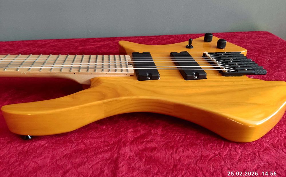 Gitara elektryczna 8 - strunowa headless (bezgłowa)