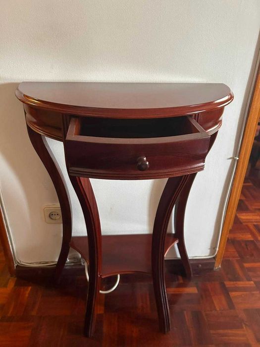 Mesa de Apoio de Sala e de Corredor