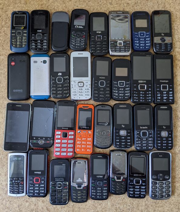 Лот різних телефонів