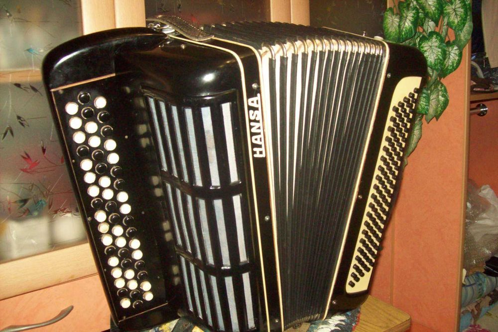 Народнцй инструмент БАЛАЛАЙКА