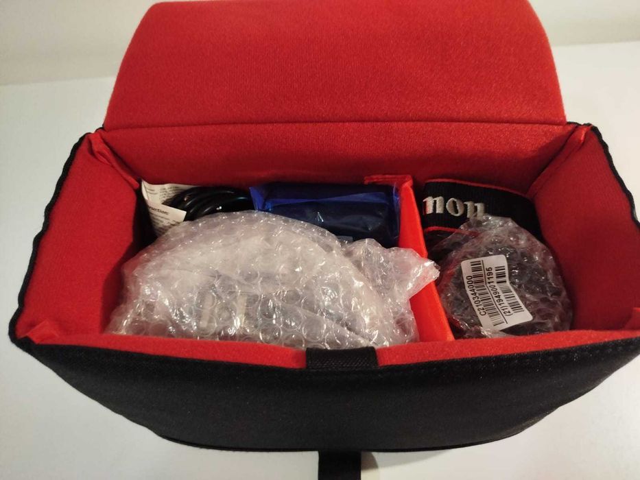 Kit Máquina Fotográfica CANON EOS 2000D + 18-55 mm f