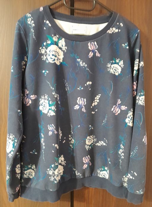 Granatowa bluza w kwiaty