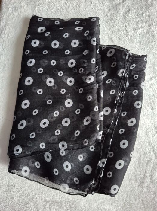 Czarna chusta w kropki