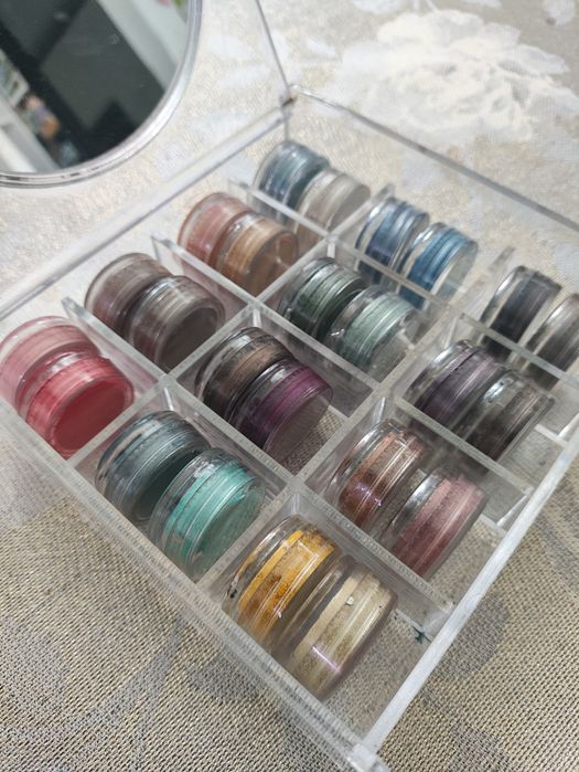 Duży zestaw cieni sypkich 24 w pojemniku z lusterkiem