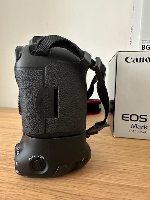Canon 7D Mark II + PunhoBG-E16 + 2x Cartões CF Sandisk Extreme Pro 128Gb