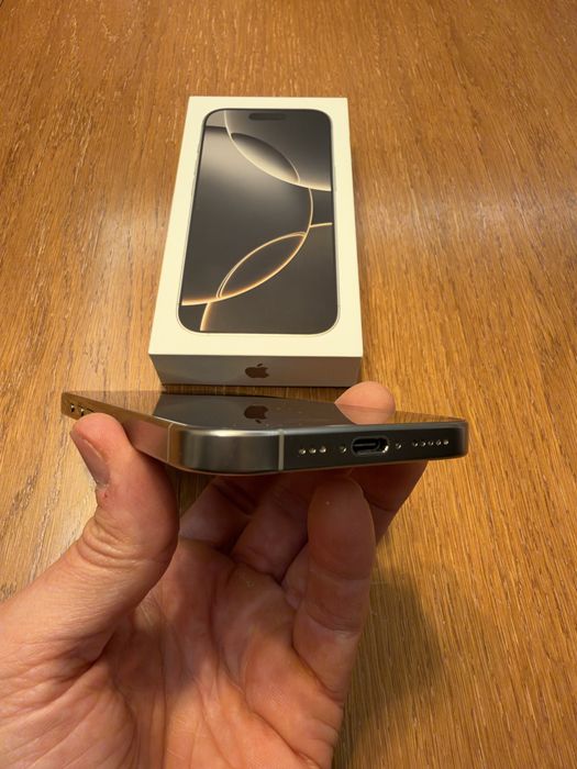iPhone 16 Pro Natural Titanium, 256GB + kabel USB C wraz z oryginalnym opakowaniem