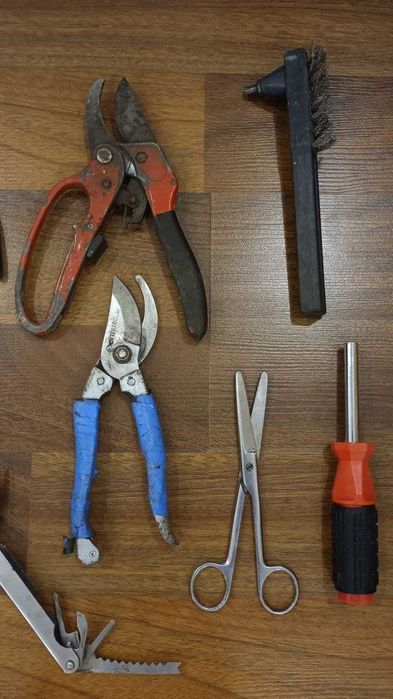 На вибірІ нструменти для дому: пласкогубці розвідний ключ ножиці щітка