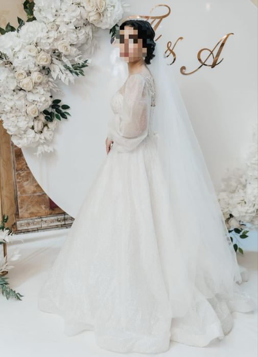 Продам або дам в оренду Весільну блискучу сукню з рукавами