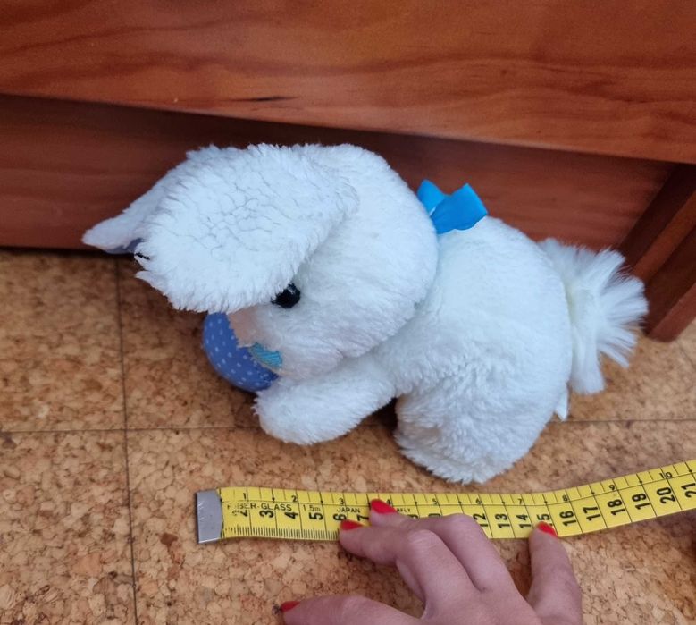 Coelho branco e azul de peluche