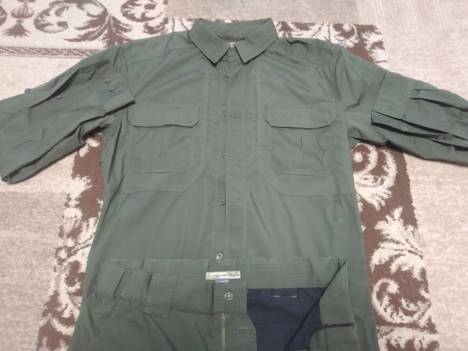 В отличном состоянии 2 футболки, и штаны с рубашкой по отличной цене