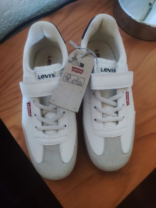 Sapatilhas Levi's novas 34
