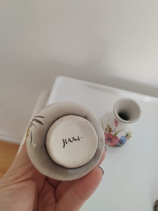 Pequenos vasos de cerâmica e/ou porcelana, pintados a mão