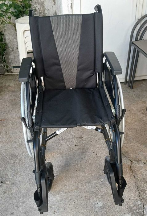 Cadeira de rodas Breezy Premium – praticamente nova