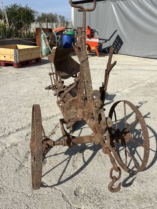 Peça Agrícola Antiga em Ferro – Decoração Rústica de Jardim