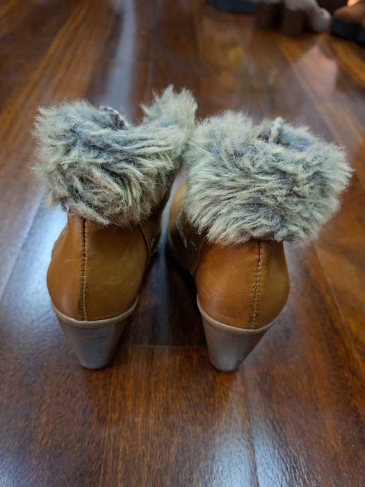 Botins cor castanho camel em pele com salto alto e pêlo