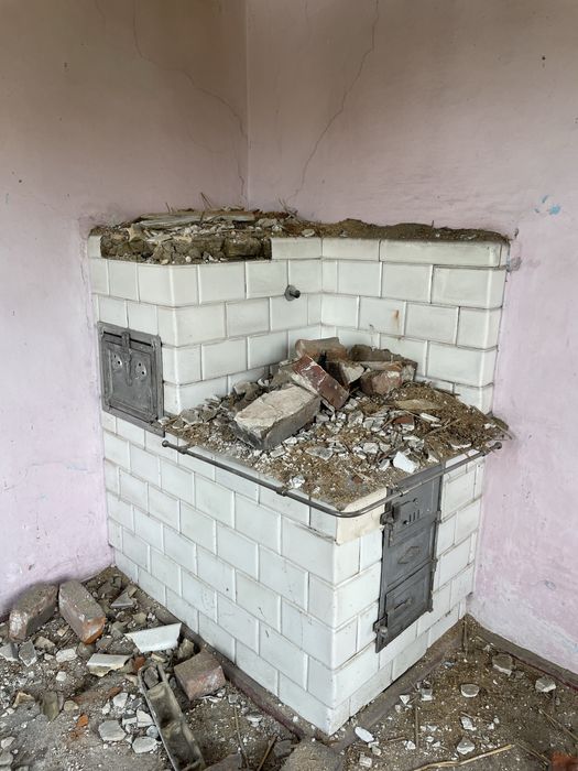 Piec kaflowy kuchnia kafle białe