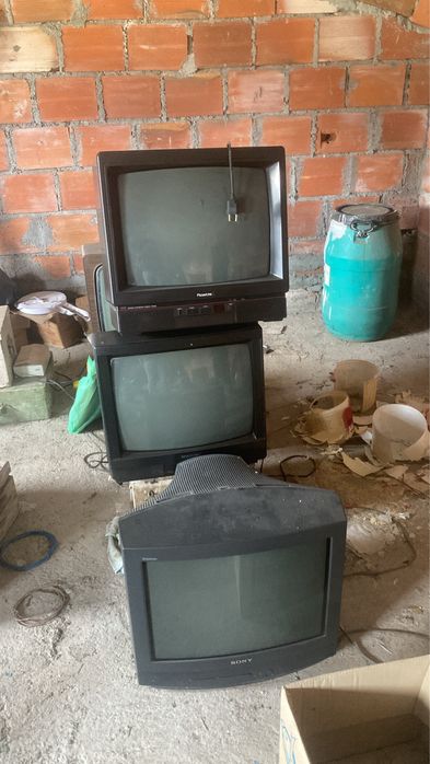 Maquina de costura e televisoes